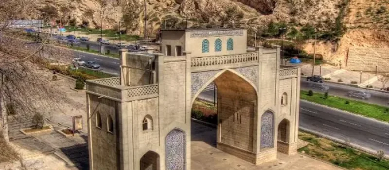 نمای دل انگیز از دروازه قرآن در شهر شیراز 63876843854