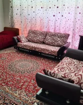 اتاق نشیمن فرش شده به همراه مبلمان و پرده های خانه ویلایی در شیراز 454865